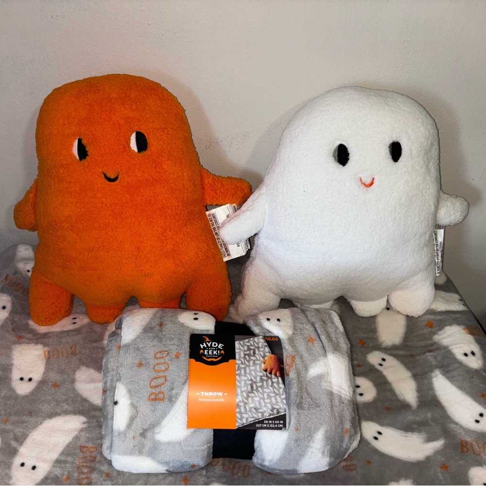 Target Hyde & EEK Boutique Halloween Ghost Pillows & Ghost Print Throw / Blanket
